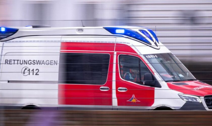 Ein Rettungswagen ist mit Blaulicht im Einsatz. Foto: Jens Büttner/dpa/Symbolbild