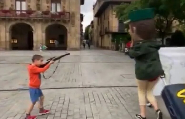 La AUGC denuncia ante la Fiscalía el vídeo del niño que simula disparar a un guardia civil en Oñate