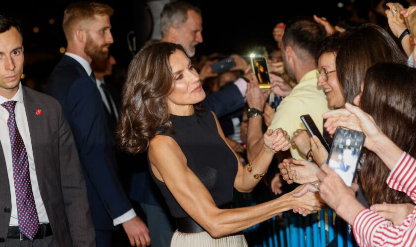 La Princesa Leonor, lencera al 'estilo Letizia' y la Infanta Sofía, blanca ibicenca, dos 'chicas normales' en el décimo aniversario de la coronación de su padre