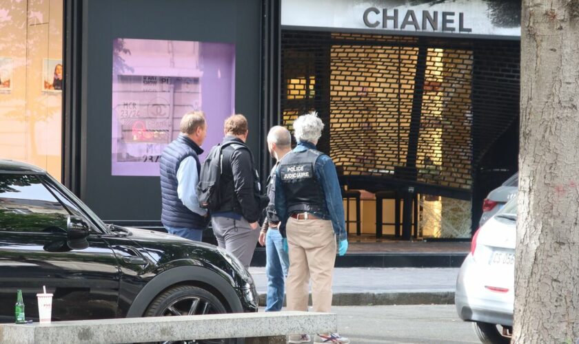 Paris : la boutique Chanel de l’avenue Montaigne cible d’un braquage à la voiture-bélier