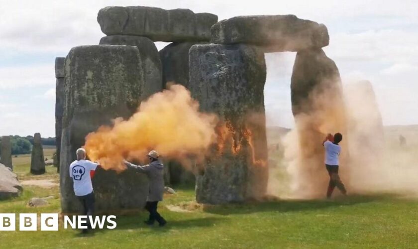 Stonehenge covered in powder paint by Just Stop Oil