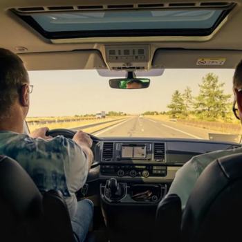 Un matemático explica por qué no tiene sentido conducir el coche a 140km/h en una autopista