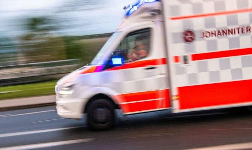 Ein Rettungswagen auf Einsatzfahrt. Foto: Lino Mirgeler/dpa/Symbolbild