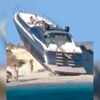 Vor Traumstrand von Espalmador: Unfreiwilliger Stunt: Luxus-Yacht liegt in voller Länge auf Sanddüne