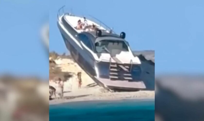 Vor Traumstrand von Espalmador: Unfreiwilliger Stunt: Luxus-Yacht liegt in voller Länge auf Sanddüne