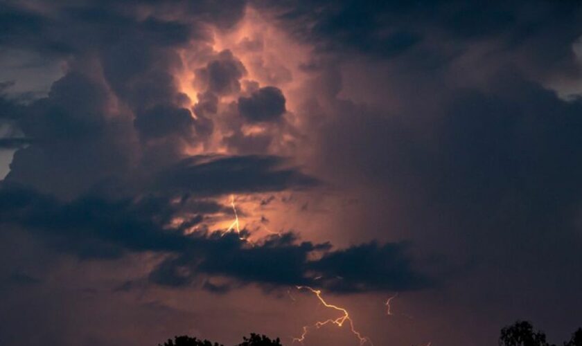 Blitze entladen sich während eines Gewitters. Foto: Fabian Sommer/dpa/Symbolbild