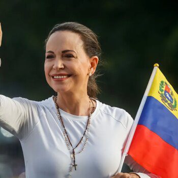 "¡Eres una dura!": María Corina Machado sobrepasa a pie y en moto bloqueos policiales para proseguir su campaña