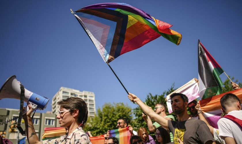 Istanbul: Hunderte nehmen trotz Verbots an LGBTQ-Pride-Parade teil