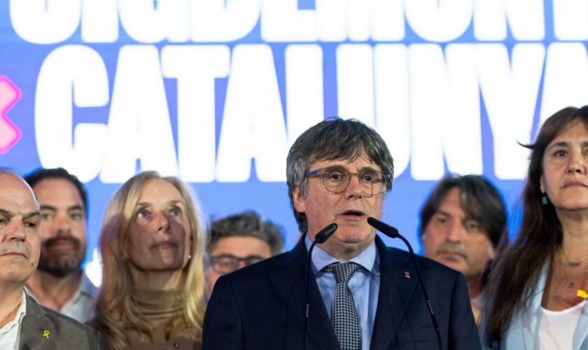 Carles Puigdemont (c), leader du parti Ensemble pour la Catalogne (Junts per Catalunya), le 12 mai 2024 à Argelès-sur-Mer, dans les Pyrénées-Orientales