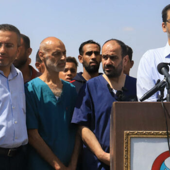 A Gaza, le directeur de l’hôpital al-Chifa et des « dizaines d’autres prisonniers » libérés par Israël