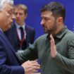 Le Premier ministe hongrois Viktor Orban et le président ukrainien Volodymyr Zelensky lors du sommet du Conseil européen à Bruxelles, le 27 juin 2024