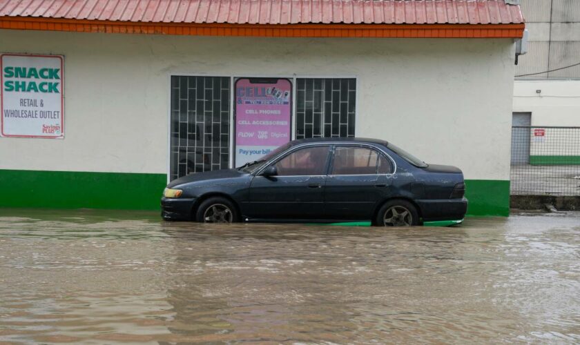 L’ouragan Béryl, relevé en catégorie 5, balaye les Antilles et gagne en intensité