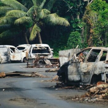 Des véhicules calcinés sur une route traversant la commune de Mont-Dore, en Nouvelle-Calédonie, le 10 juin 2024