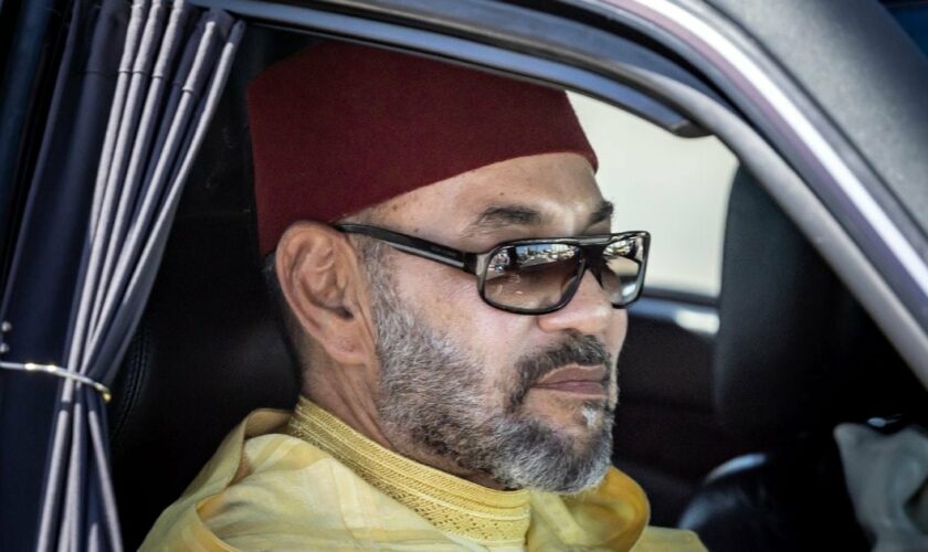 Le roi du Maroc Mohammed VI dans un convoi après une cérémonie marquant le 24e anniversaire de son intronisation, le 31 juillet 2023