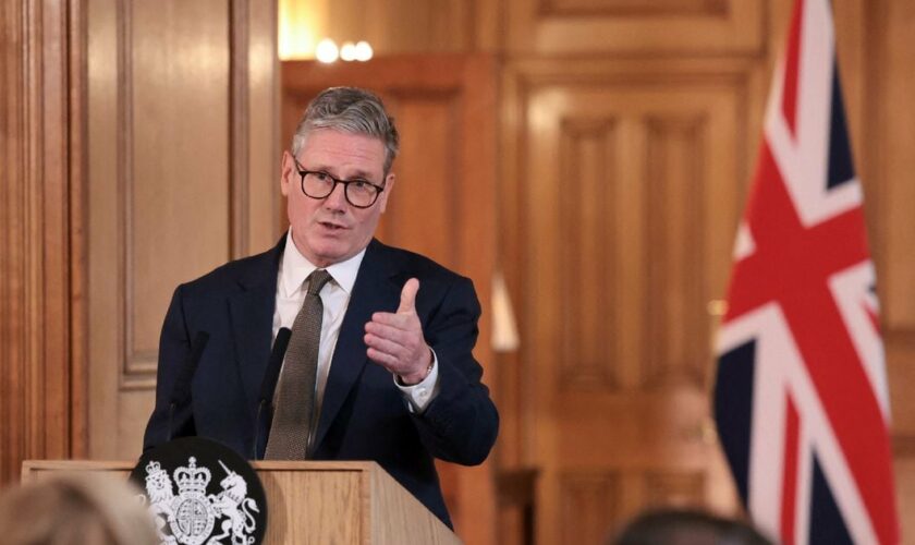 Le nouveau Premier ministre britannique Keir Starmer lors d'une conférence de presse, après son premier conseil des ministres, le 6 juillet 2024 au 10, Downing Street, à Londres