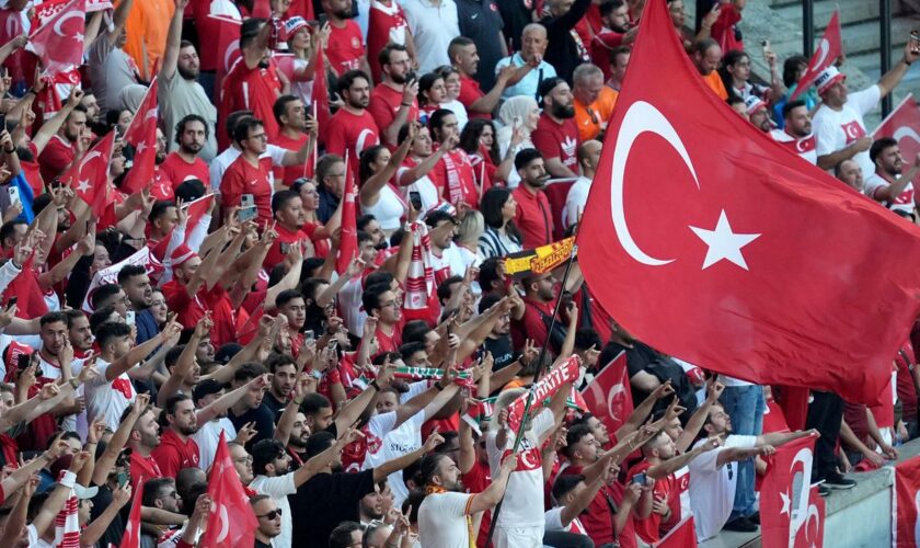 Fußballeuropameisterschaft: Tausende türkische Fans zeigen im Stadion den Wolfsgruß