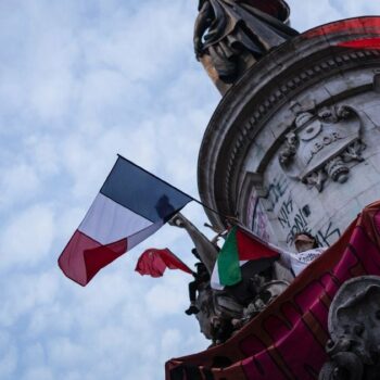 Une foule célèbre l'arrivée en tête surprise du Nouveau Front Populaire (NFP) au second tour des élections législatives, le 7 juillet 2024 place de la République à Paris