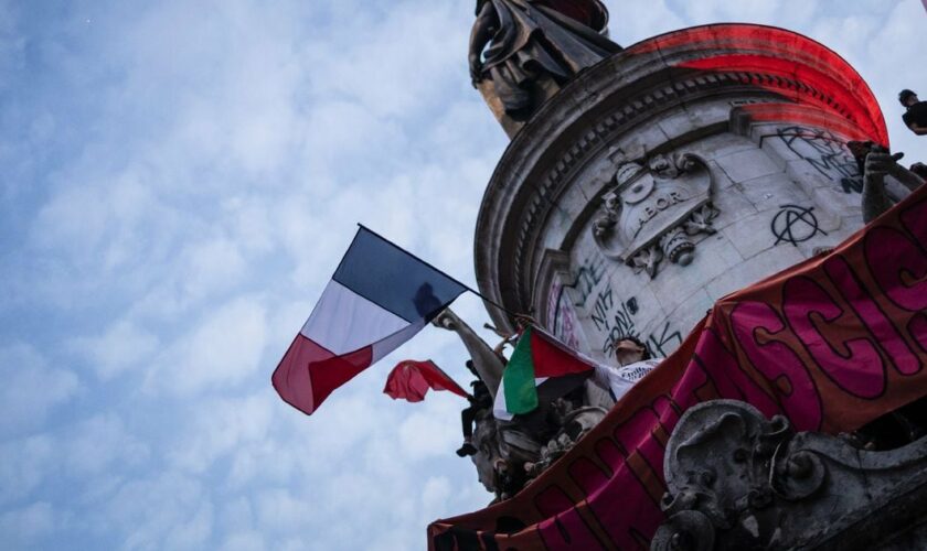 Une foule célèbre l'arrivée en tête surprise du Nouveau Front Populaire (NFP) au second tour des élections législatives, le 7 juillet 2024 place de la République à Paris