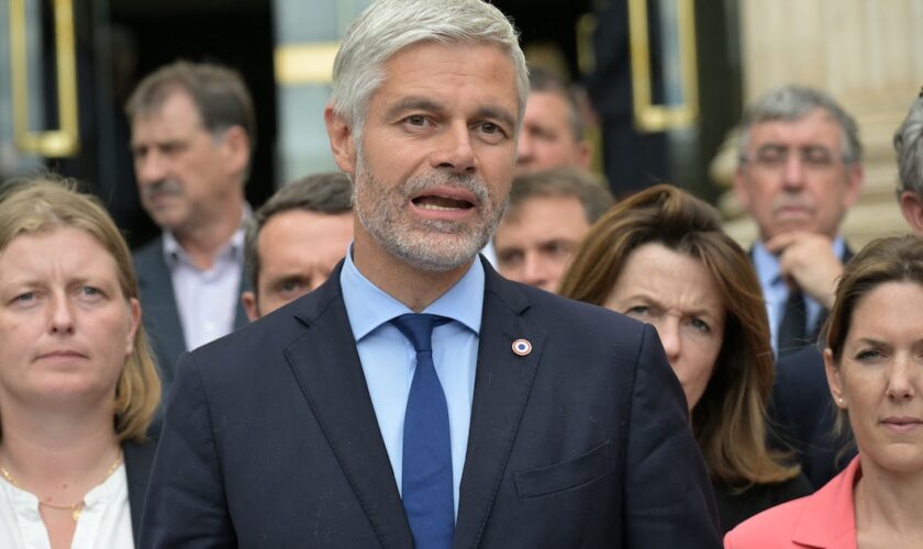 Le député français nouvellement élu et président du groupe Les Républicains à l'Assemblée nationale, Laurent Wauquiez (C), s'adresse à la presse à côté d'autres députés nouvellement élus lors d'une journée d'accueil à l'Assemblée nationale après le second tour des élections législatives françaises, à Paris, le 10 juillet 2024.