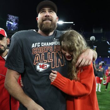 Travis Kelce wins karaoke event at charity golf tournament: 'Taylor, this is for you'