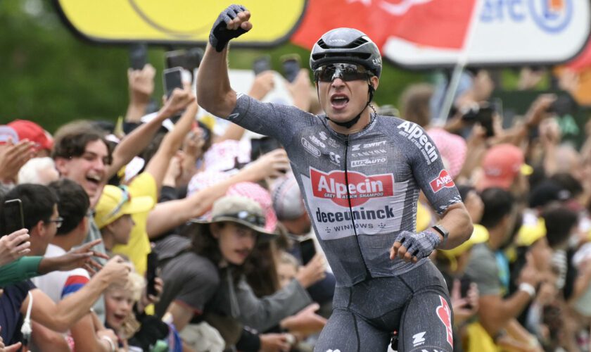 Tour de France : à Pau, le coureur belge Jasper Philipsen s'adjuge au sprint une deuxième étape