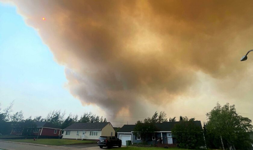 Au nord-est du Canada, plus de 9 000 personnes évacuées face à un d'incendie "hors de contrôle"