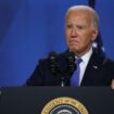 Ni médiocre, ni excellent : en conférence de presse, Joe Biden n’éteint pas l’incendie