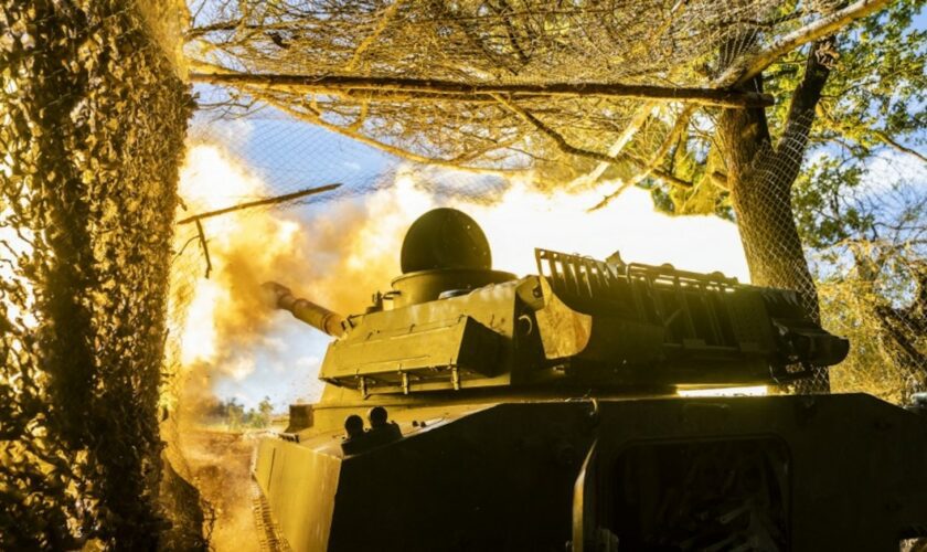 Des soldats ukrainiens tirent depuis une position d'artillerie avec un char, dans l'oblast de Donetsk, en Ukraine, le 29 juin 2024