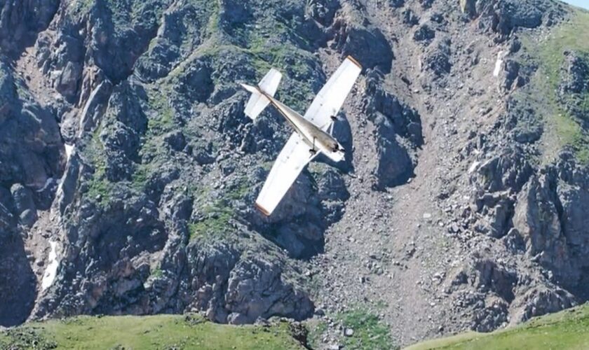 Beinahe-Absturz: Crash um Haaresbreite verhindert – Pilot zieht Flugzeug in letzter Sekunde hoch