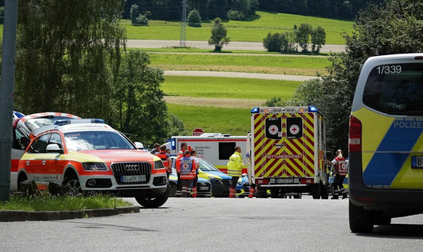 Polizei und Rettungskräfte sind in Albstadt in Baden-Württemberg im Einsatz