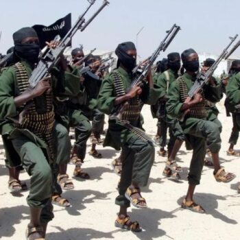 Mitglieder der islamistischen Terrormiliz Al-Shabaab. (Archivbild) Foto: Farah Abdi Warsameh/AP/dpa