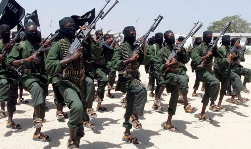 Mitglieder der islamistischen Terrormiliz Al-Shabaab. (Archivbild) Foto: Farah Abdi Warsameh/AP/dpa