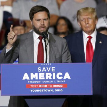 Présidentielle américaine : Donald Trump choisit le sénateur J.D. Vance comme colistier