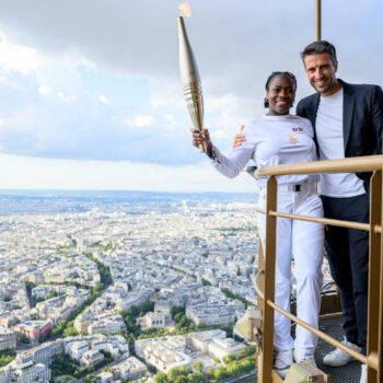 JO de Paris : la flamme olympique portée en haut de la Tour Eiffel par Clarisse Agbégnénou