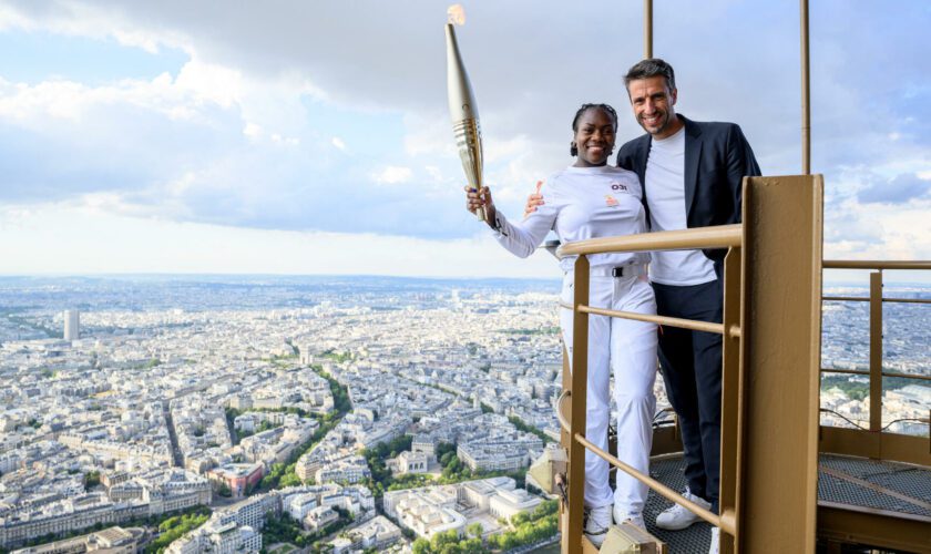 JO de Paris : la flamme olympique portée en haut de la Tour Eiffel par Clarisse Agbégnénou