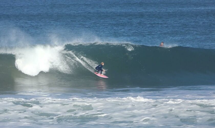 Écologie et compétition : le surf avec Ainhoa Leiceaga, une passion tout en contraste