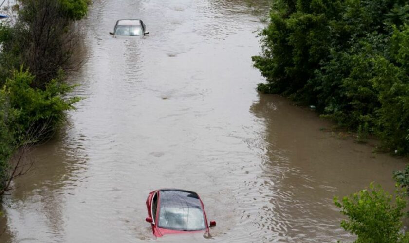 Hochwasser bis zum Dach - 14 Autofahrer müssen gerettet werden Foto: Arlyn McAdorey/The Canadian Press/AP/dpa