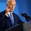 Dans un discours de “défi”, marqué par des “trébuchements”, Biden maintient sa candidature