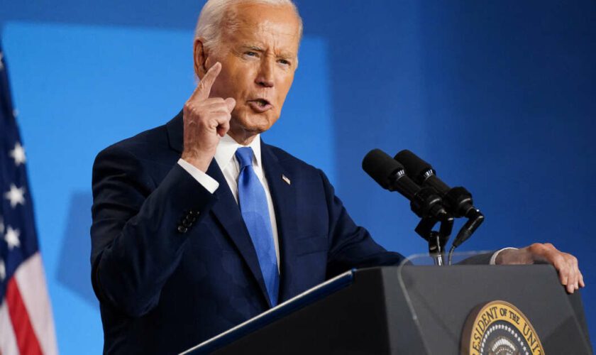 Dans un discours de “défi”, marqué par des “trébuchements”, Biden maintient sa candidature