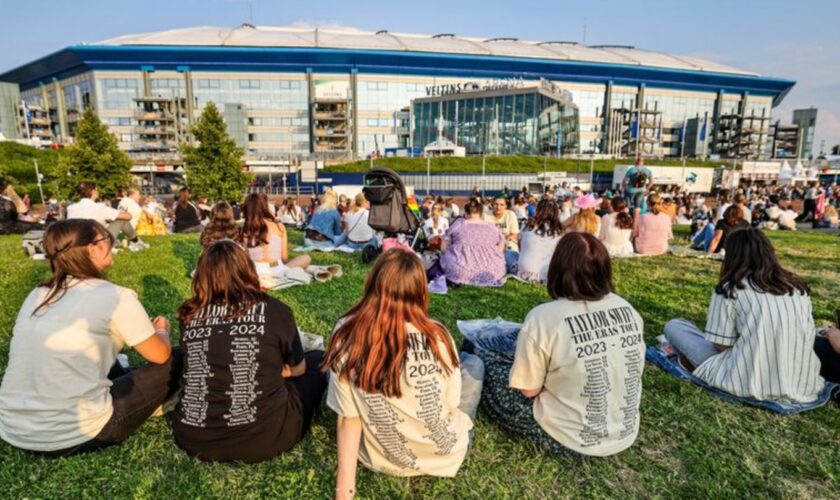 Hunderte Fans verfolgten das Konzert vor dem Stadion. Foto: Christoph Reichwein/dpa