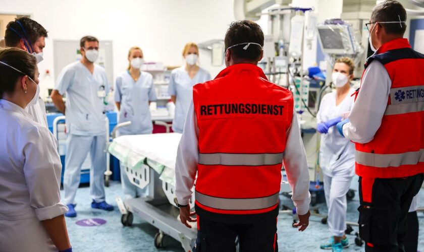 Gesundheitsversorgung: Rechtsgutachten sieht Staatsversagen beim Rettungsdienst