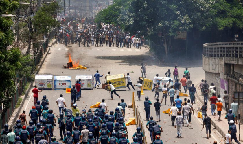 Bangladesh : plusieurs morts dans des manifestations étudiantes, le siège de la TV publique en feu