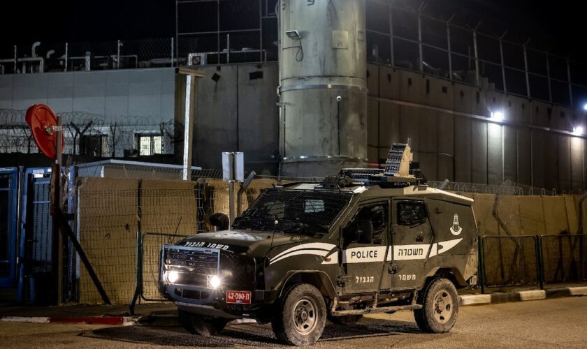 Une voiture de la police aux frontières israélienne devant la prison militaire d'Ofer, en Cisjordanie, avant la libération attendue de détenus palestiniens le 29 novembre 2023