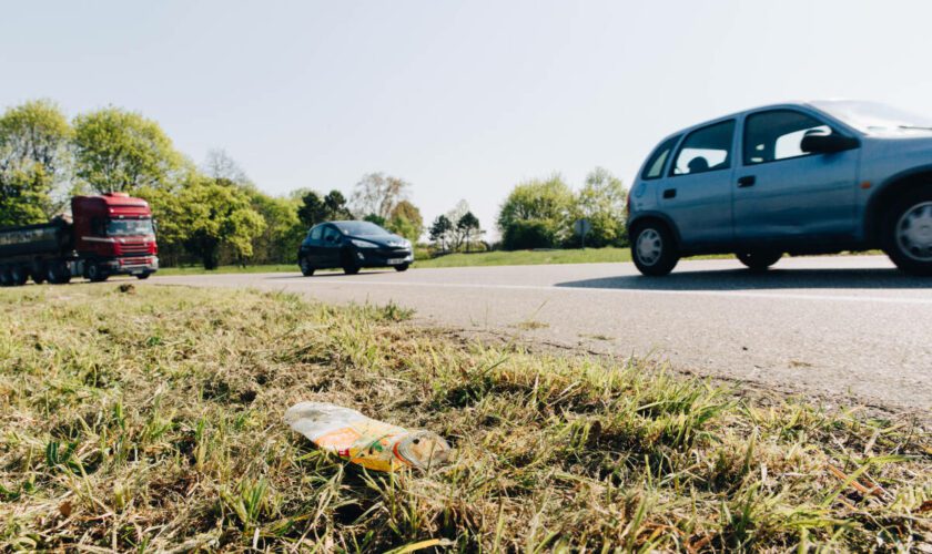 Sur la route des vacances, un quart des Français jettent leurs déchets par la fenêtre de la voiture