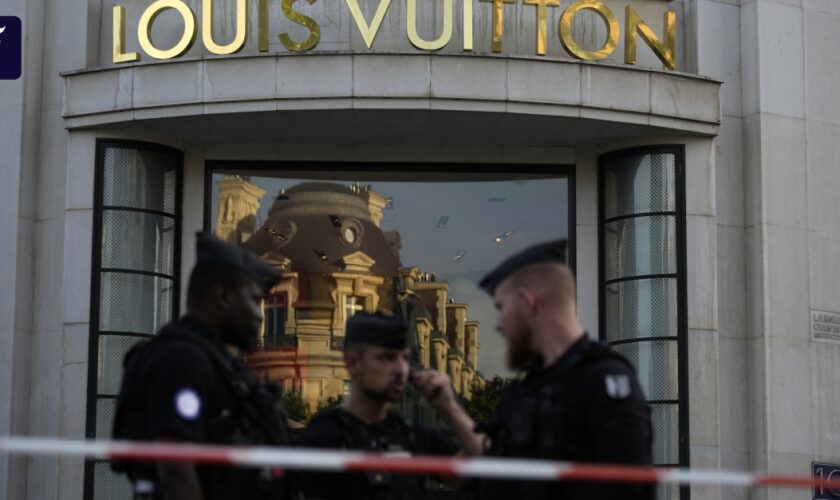 Im Louis-Vuitton-Laden: Messerattacke auf Polizisten nahe Pariser Champs-Élysées