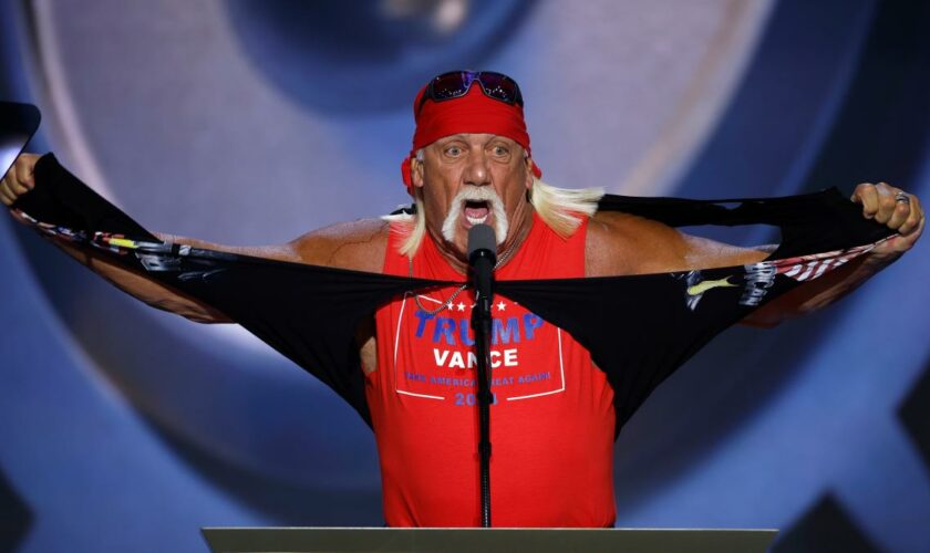 Und dann reißt sich Hulk Hogan sein Shirt vom Leib