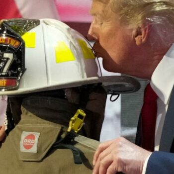 Trump ehrt Feuerwehrmann, der beim Anschlag auf ihn getötet wurde – und küsste dessen Helm