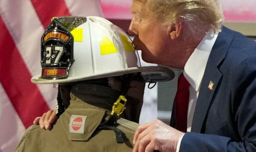 Trump ehrt Feuerwehrmann, der beim Anschlag auf ihn getötet wurde – und küsste dessen Helm