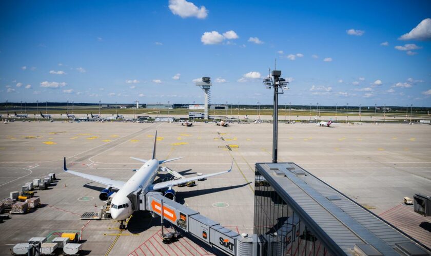 Weltweite IT-Störung: Flughafen BER fährt Systeme langsam wieder hoch