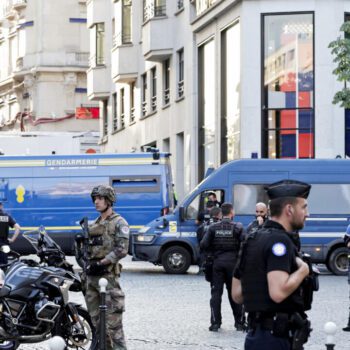 Attaque au couteau à Paris : le suspect pourrait avoir commis un meurtre plus tôt à Courbevoie